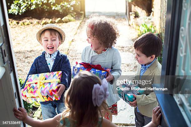 children arriving at birthday party - open day 5 stockfoto's en -beelden