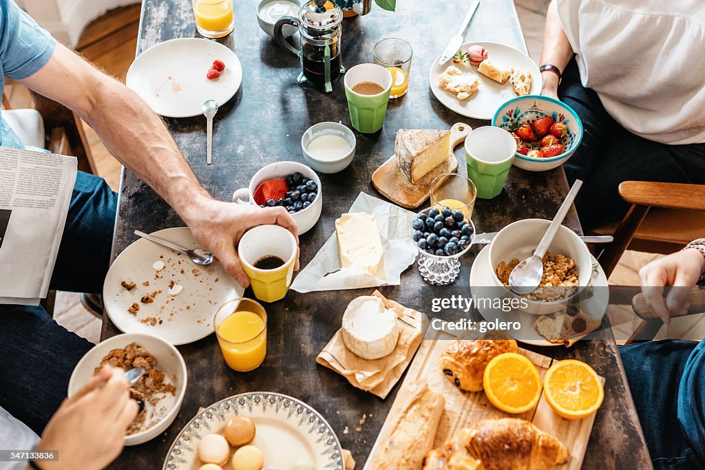 Familie beim gemeinsamen Frühstück im Urlaub