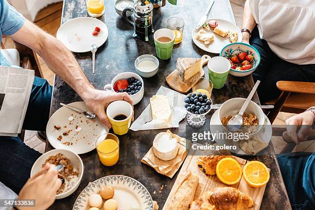 familie beim gemeinsamen frühstück im urlaub - family restaurant stock-fotos und bilder