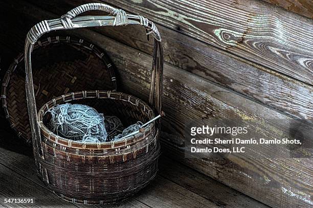 basket of yarn - damlo does imagens e fotografias de stock