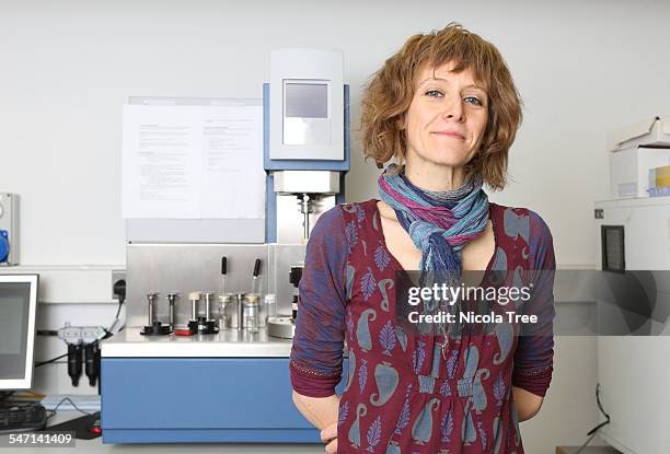portrait of a female chemical engineer - bata de laboratório - fotografias e filmes do acervo