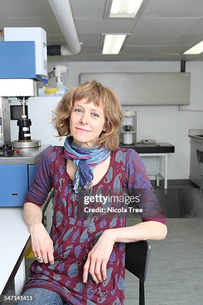 portrait of a female chemical engineer - bata de laboratório - fotografias e filmes do acervo
