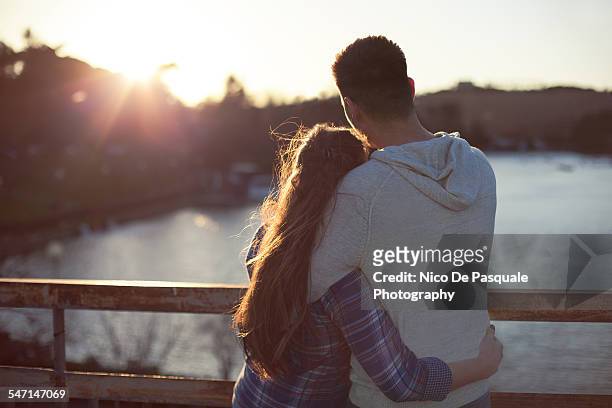 young couple enjoying sunset - casal adolescente imagens e fotografias de stock