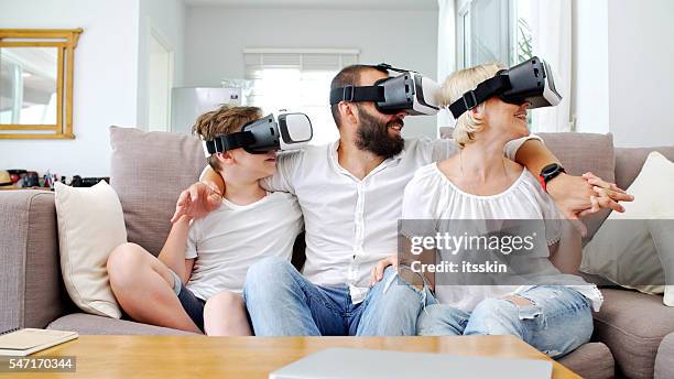 familie zu hause spielen mit virtual-reality-headsets. vr. - familie technologie virtuell stock-fotos und bilder