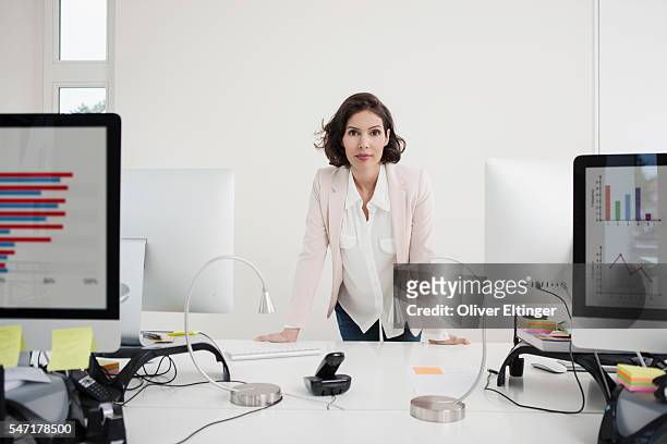 businesswoman in office - oliver eltinger stock-fotos und bilder