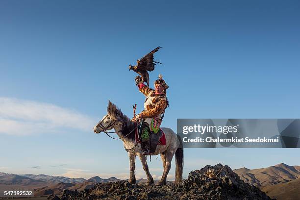 eagle-hunter on the horse in mongolia - binnen mongolië stockfoto's en -beelden