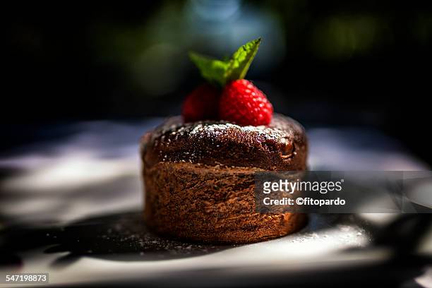 coulant du chocolat - chocolate cake stock pictures, royalty-free photos & images