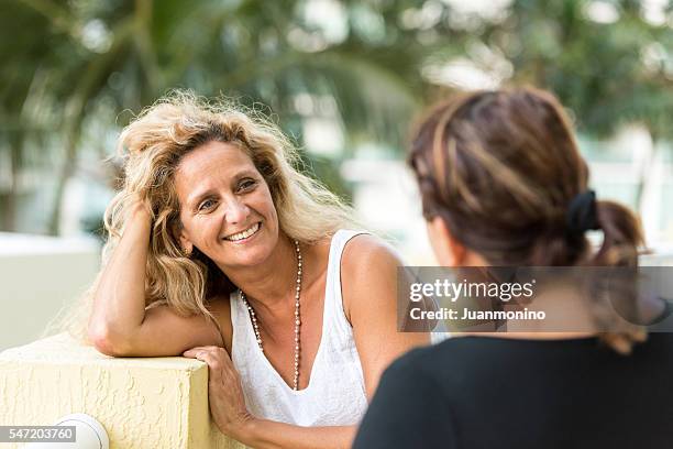 amigos a falar - israeli woman imagens e fotografias de stock