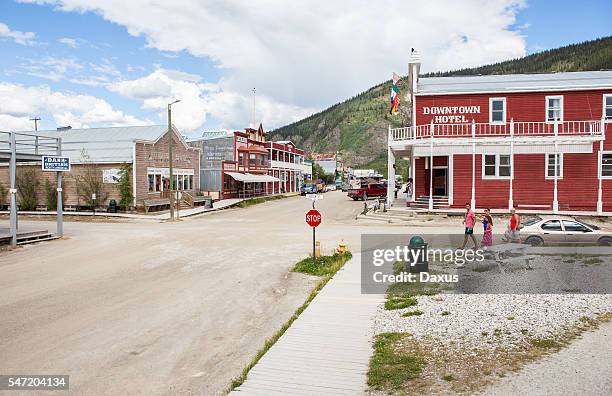 dawson canada downtown street image - dawson city yukon stock pictures, royalty-free photos & images