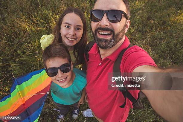 selfie famiglia felice con aquilone - family with two children foto e immagini stock