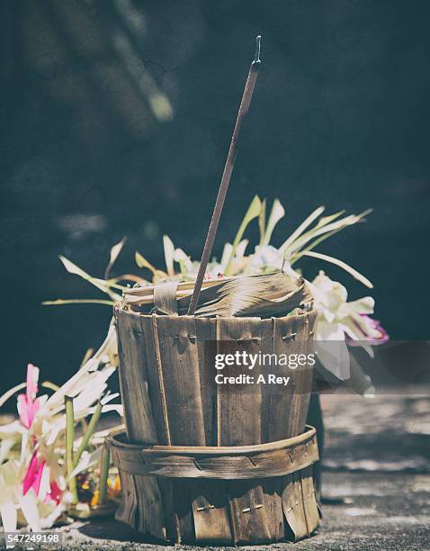 bamboo offer basket with incense - hindu segenszeichen stock-fotos und bilder