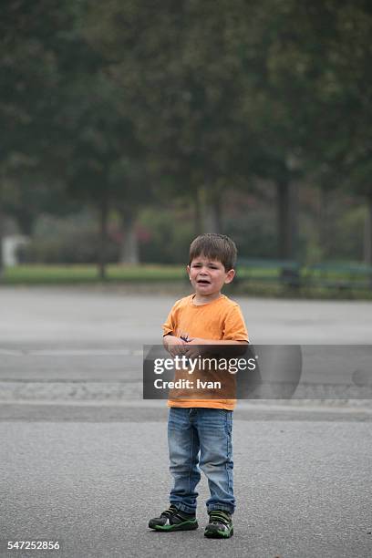 a little boy get lost, tears cry for searching parents - enfant crier photos et images de collection