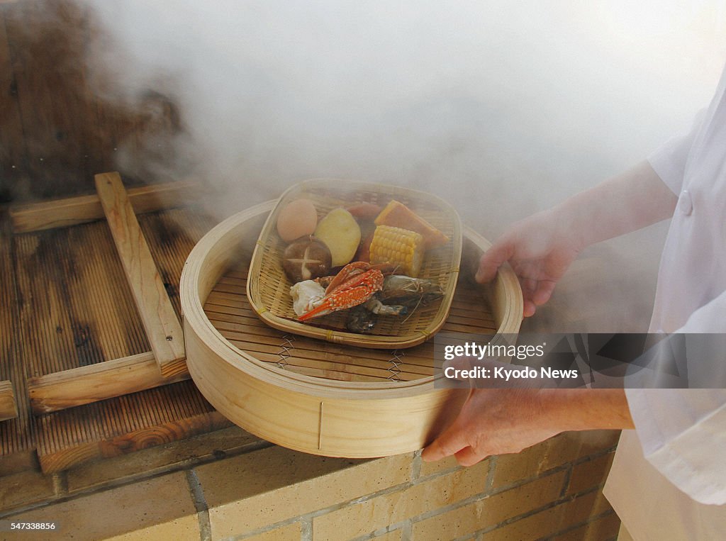 Steaming cuisine at low temperature in Beppu