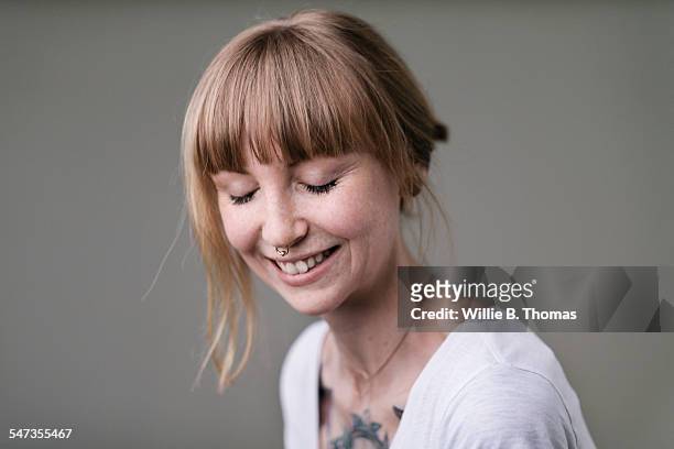 ´close-up smiling modern woman - offenes lächeln stock-fotos und bilder