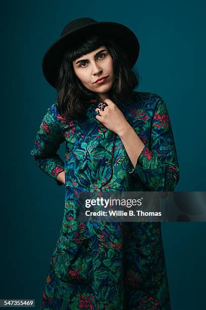 self-confidence middle eastern woman - floral pattern dress stockfoto's en -beelden