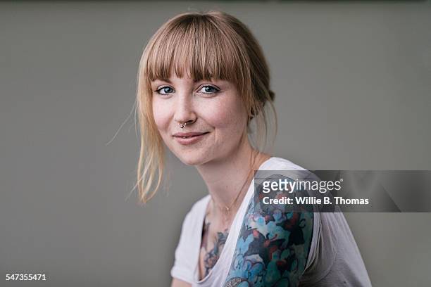 tattooed self-confidence woman - portrait stock-fotos und bilder