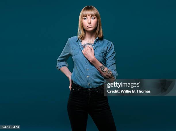 studio portrait of self-confidence woman - alardear fotografías e imágenes de stock