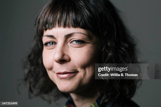 portrait of self-confidence woman - igualdad de género fotografías e imágenes de stock