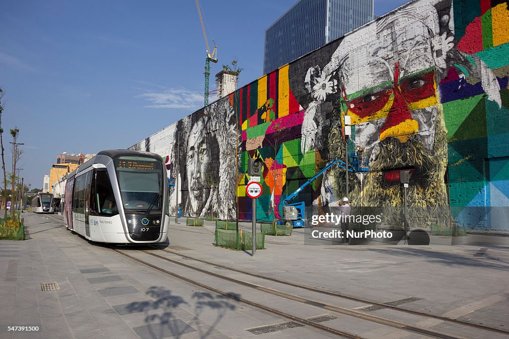 World's biggest graffiti Panel is painted in Olympic Boulevard