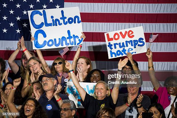 Clinton Sign 2,133 Hillary Clinton Campaign Sign Stock Photos, High-Res Pictures ...