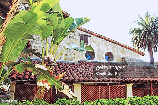 santa barbara mission in california, usa - old building exterior with barrel tile roof - missionário - fotografias e filmes do acervo