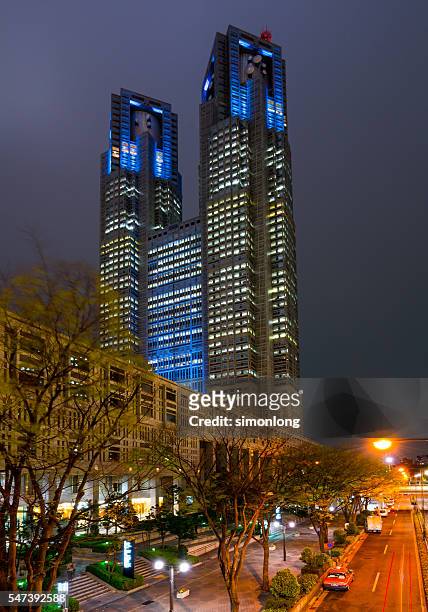 night view of tokyo metropolitan government building - regierungsgebäude der präfektur tokio stock-fotos und bilder