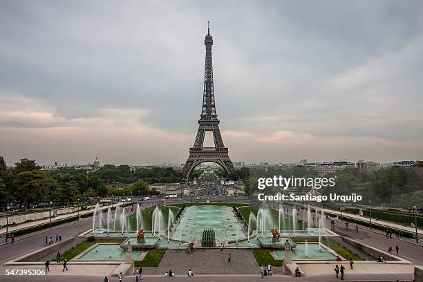 eiffel tower and the trocadero fountains - quartier du trocadéro stock pictures, royalty-free photos & images