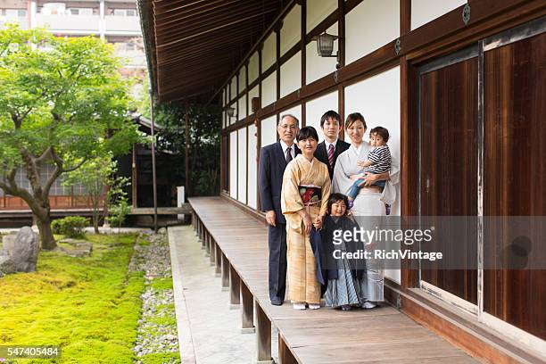 七五三を祝う千知寺日本人家族 - family moments ストックフォトと画像