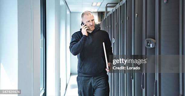 middle aged male technical employee working in server room - kyltråg bildbanksfoton och bilder