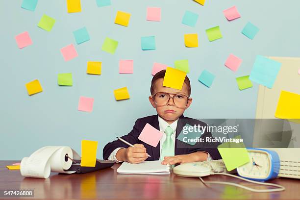 young businessman at desk covered with blank sticky notes - lembrança imagens e fotografias de stock