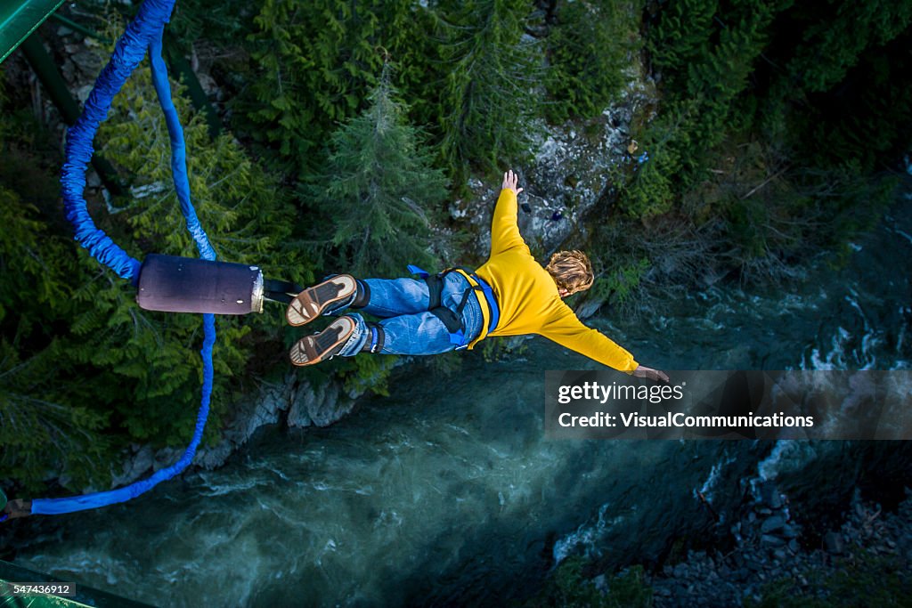 Salto con cuerda elástica.