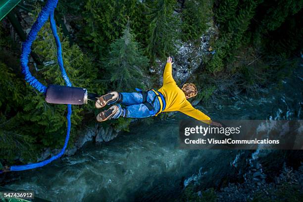 bungee jumping. - exhilaration stockfoto's en -beelden