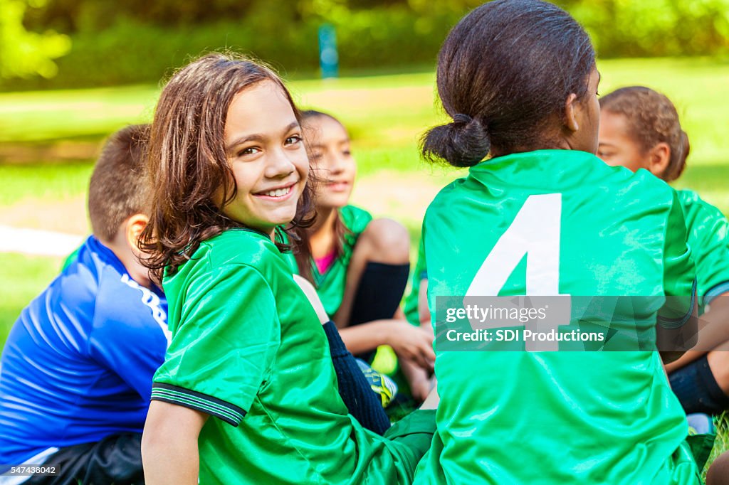 Equipo de fútbol juvenil en la práctica