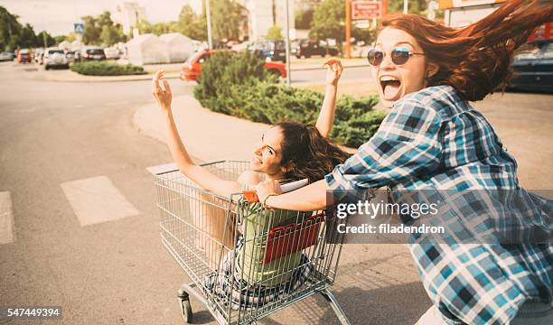 corsa con il carrello della spesa - spingere carrello foto e immagini stock