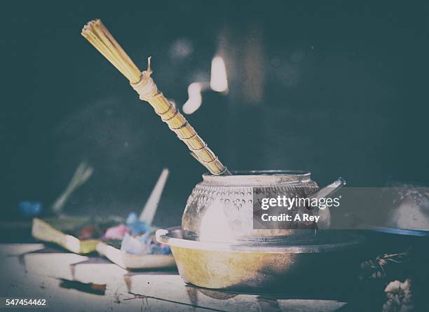 incense in bowl - hindu segenszeichen stock-fotos und bilder