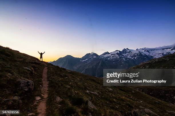 mountain sunrise - laura zulian foto e immagini stock