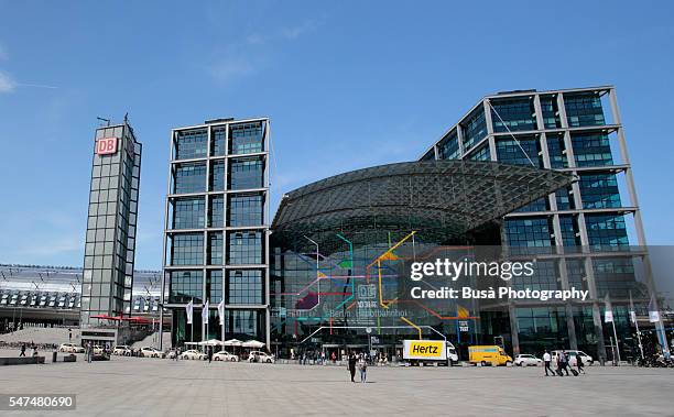 berlin central station (hauptbahnhof), outdoor view of main entrance, berlin, germany - berlin hauptbahnhof stock-fotos und bilder