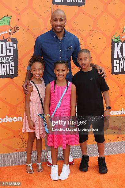 Player Dahntay Jones and family arrive at the Nickelodeon Kids' Choice Sports Awards 2016 at the UCLA's Pauley Pavilion on July 14, 2016 in Westwood,...