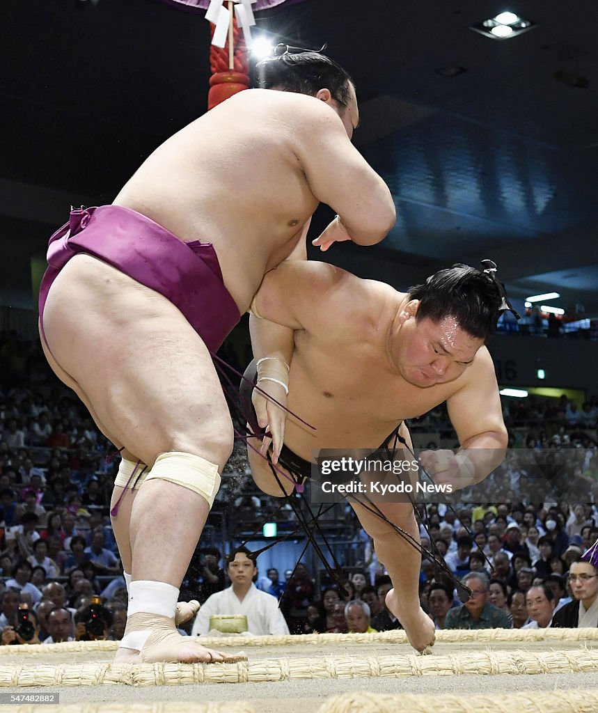 Yokozuna Hakuho suffers 1st defeat at Nagoya sumo