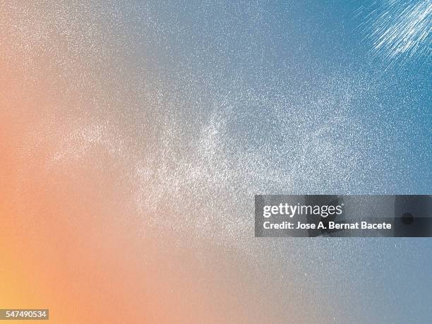 cloud of water drops floating in the air on a bottom of colors - raindrop texture photos et images de collection