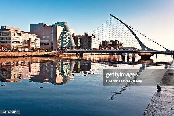 samuel beckett bridge and convention centre, dublin - ponte samuel beckett - fotografias e filmes do acervo