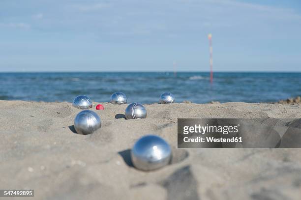 italy, adriatic sea, boccia bowls in the sand - jogo de bocha - fotografias e filmes do acervo