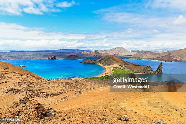 ecuador, galapagos islands, bartolome, volcanic landscape with view to santiago - isla san salvador fotografías e imágenes de stock
