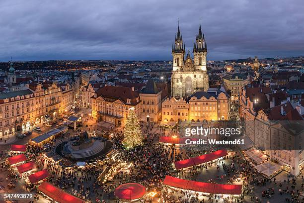 czechia, prague, view to lighted christmas market at old town square - christmas market decoration stockfoto's en -beelden