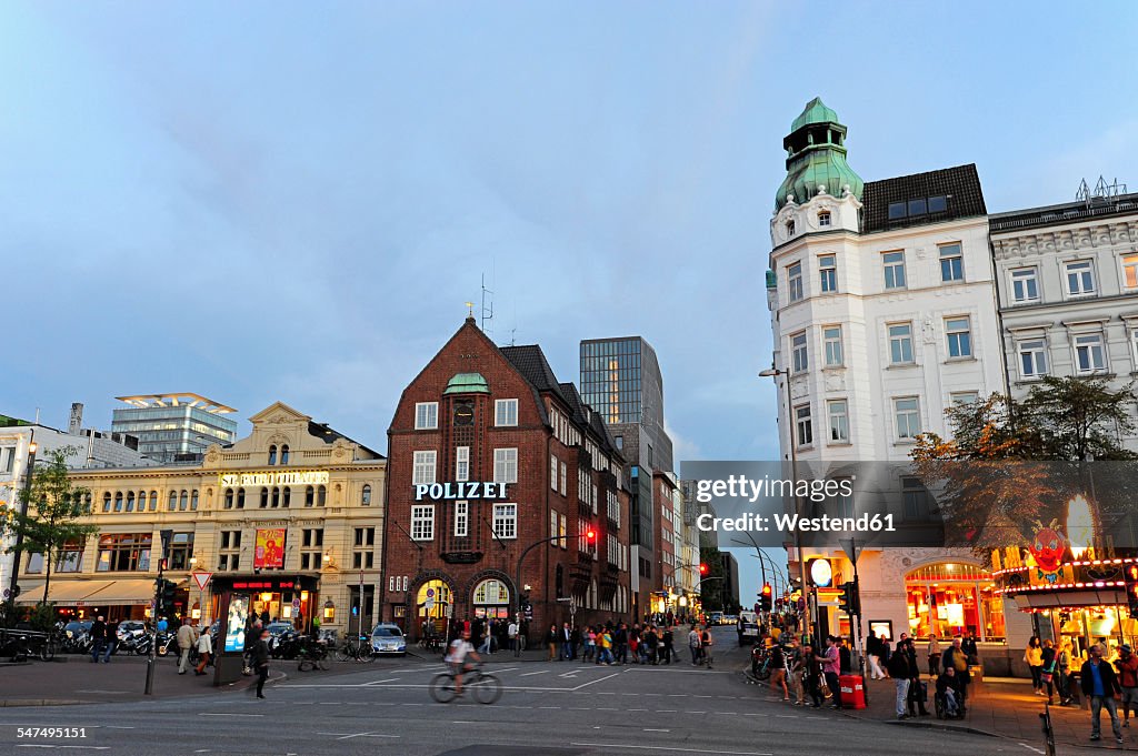 Germany, Hamburg, St. Pauli, Spielbudenplatz, theater and Davidwache