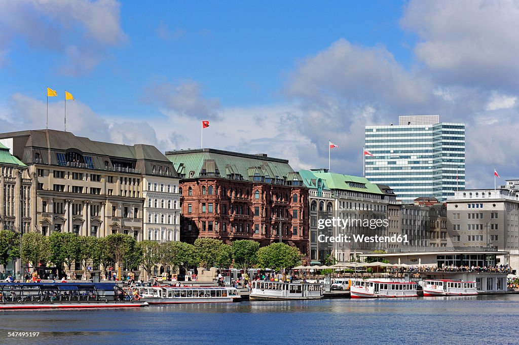 Germany, Hamburg, tourboats at Jungfernstieg on Binnenalster