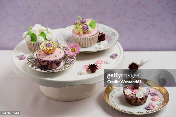 cupcakes with rose blossom fondant - accessory foto e immagini stock