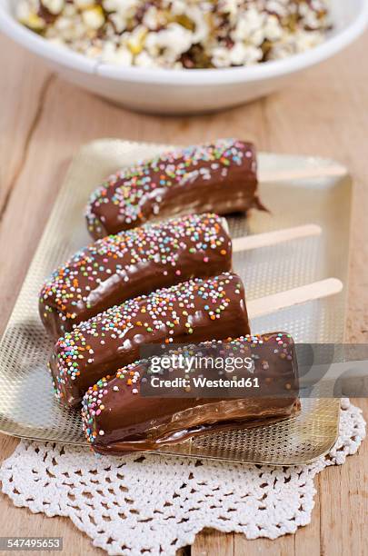 banana with chocolate icing and pearls - chocoladeglazuur stockfoto's en -beelden