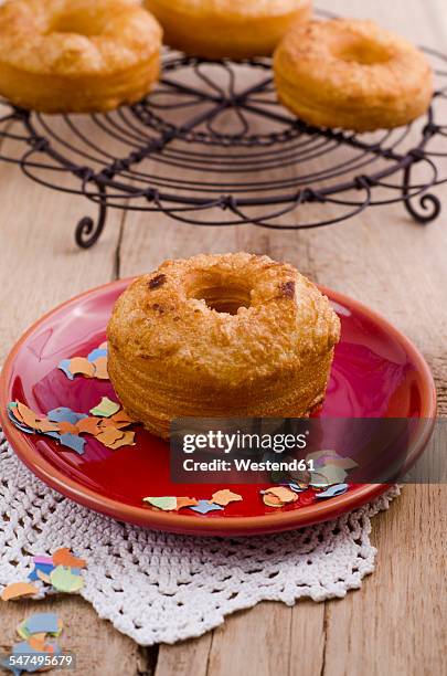 cronuts and confetti on plate - croissant donut stockfoto's en -beelden