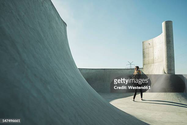 teenage girl in skatepark - person standing far stockfoto's en -beelden